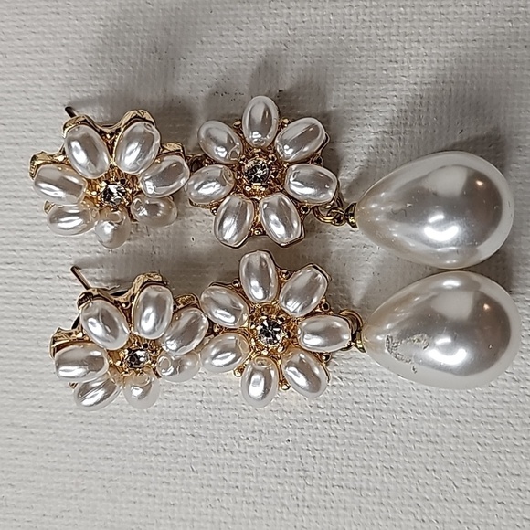 nOir Pearl Floral 3-Tier Dangle Drop Statement Earrings - Picture 7 of 8